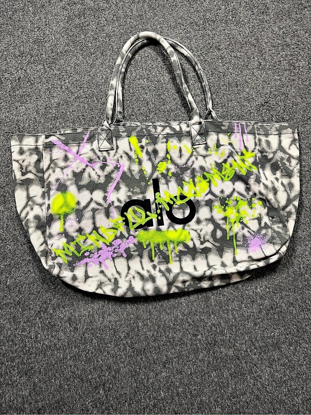Alo Yoga Iconic Shopper Tote Bag Graphic Cotton Tote in Gray & Black Limited Edi